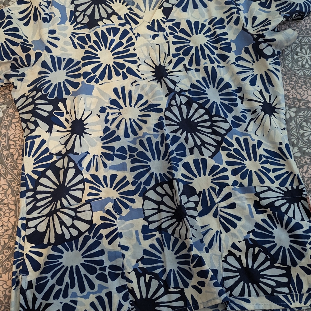 Scrub Patterned Tops/ Bundle - Picture 4 of 12